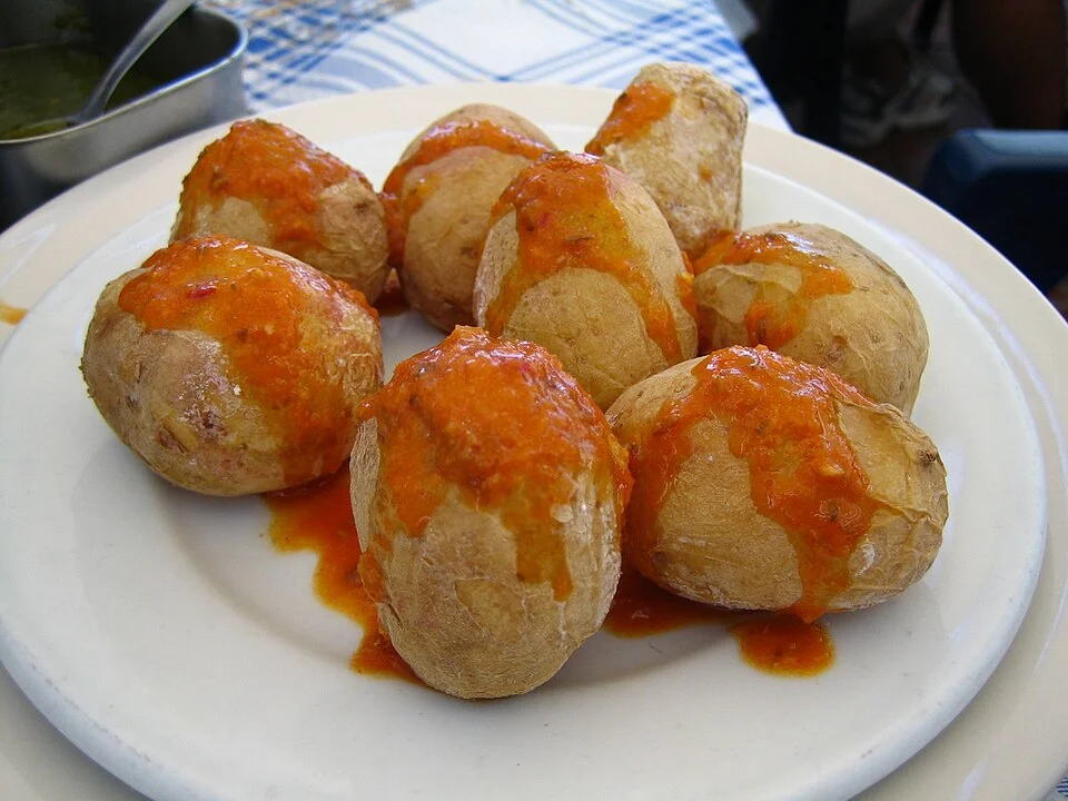 Mojo soslu papas arrugadas tabağı, Eylül 2006; yemek örneği, Las Palmas restoranı olarak konumu doğrulanmamıştır.