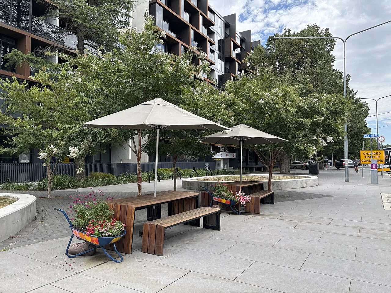 Canberra Braddon Mort Street kaldırım masaları, Ocak 2026
