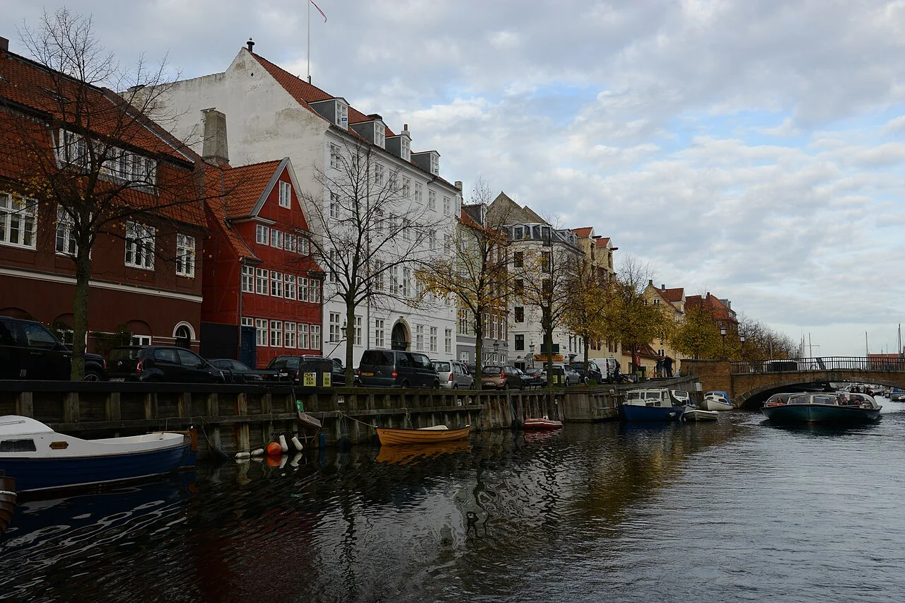 Kopenhag Christianshavn kanalında kıyı yapıları ve tekneler; 29 Ekim 2014 fotoğrafı.