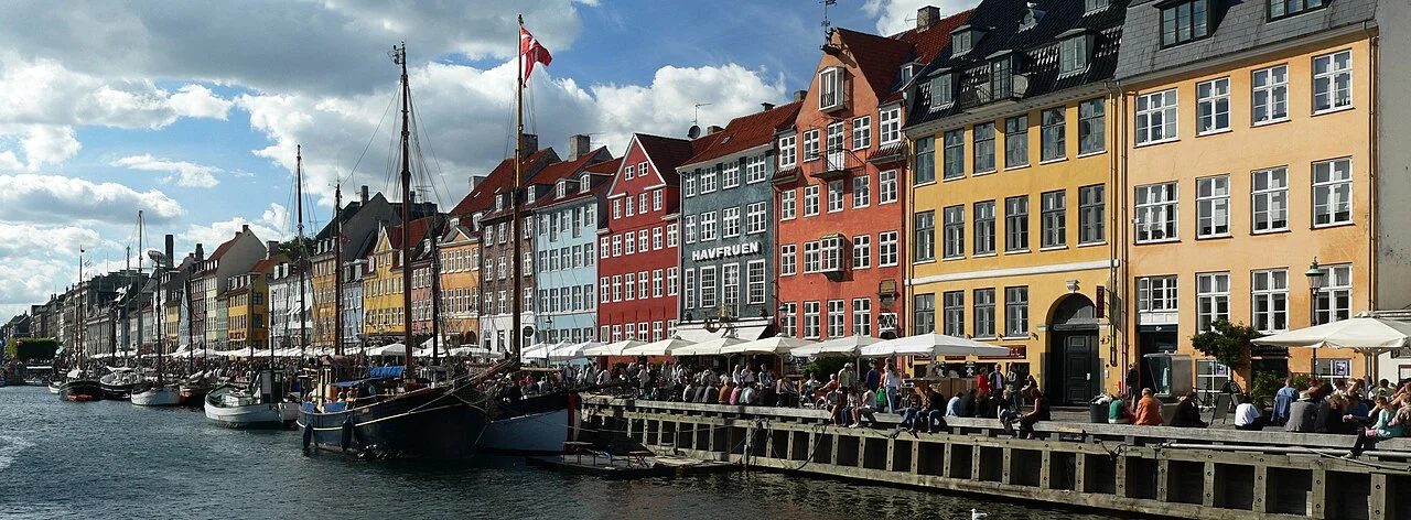 Kopenhag Nyhavn kanal kıyısı; Strøget sokağı değildir; Scythian (Scythian~commonswiki), 2008-06.