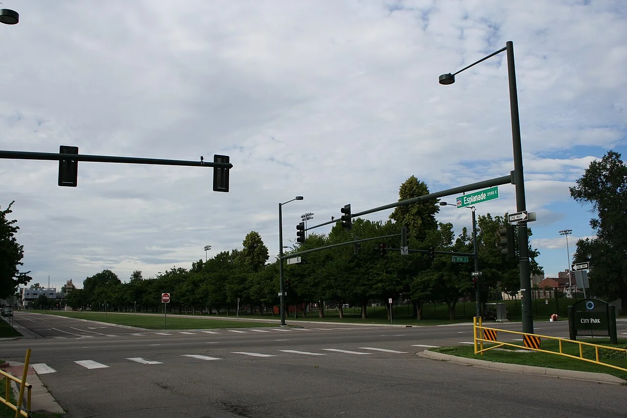 Denver City Park Esplanade giriş çevresi ve yol kavşağı, 2009 fotoğrafı