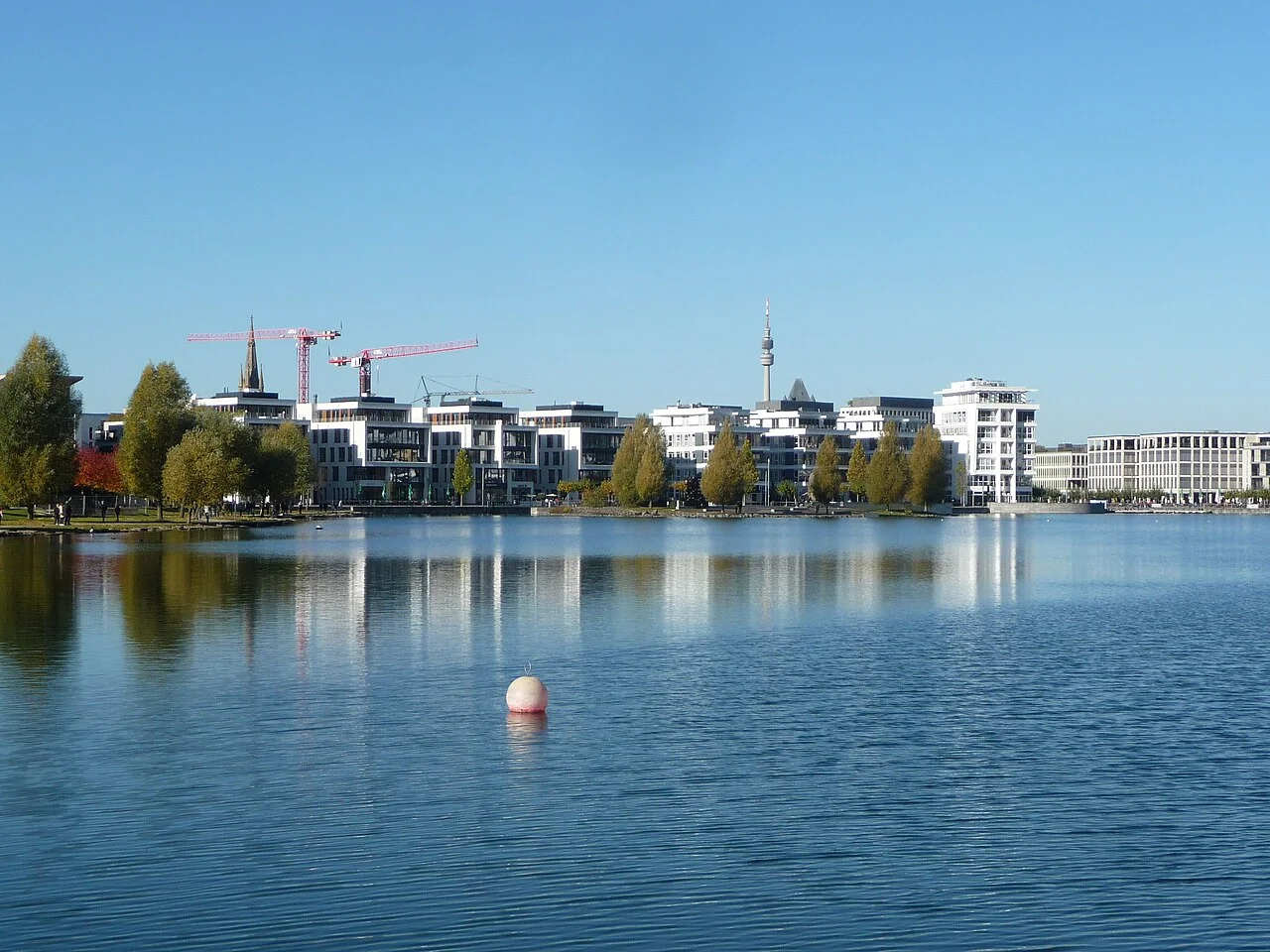 Dortmund Hörde bölgesinde PHOENIX See gölü ve kıyı manzarası; Ekim 2021 tarihli fotoğraf