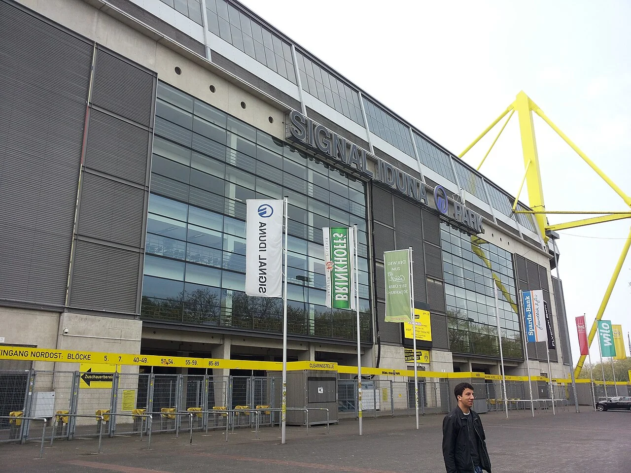 Dortmund SIGNAL IDUNA PARK stadyumunun dış görünümü; 2013 tarihli fotoğraf