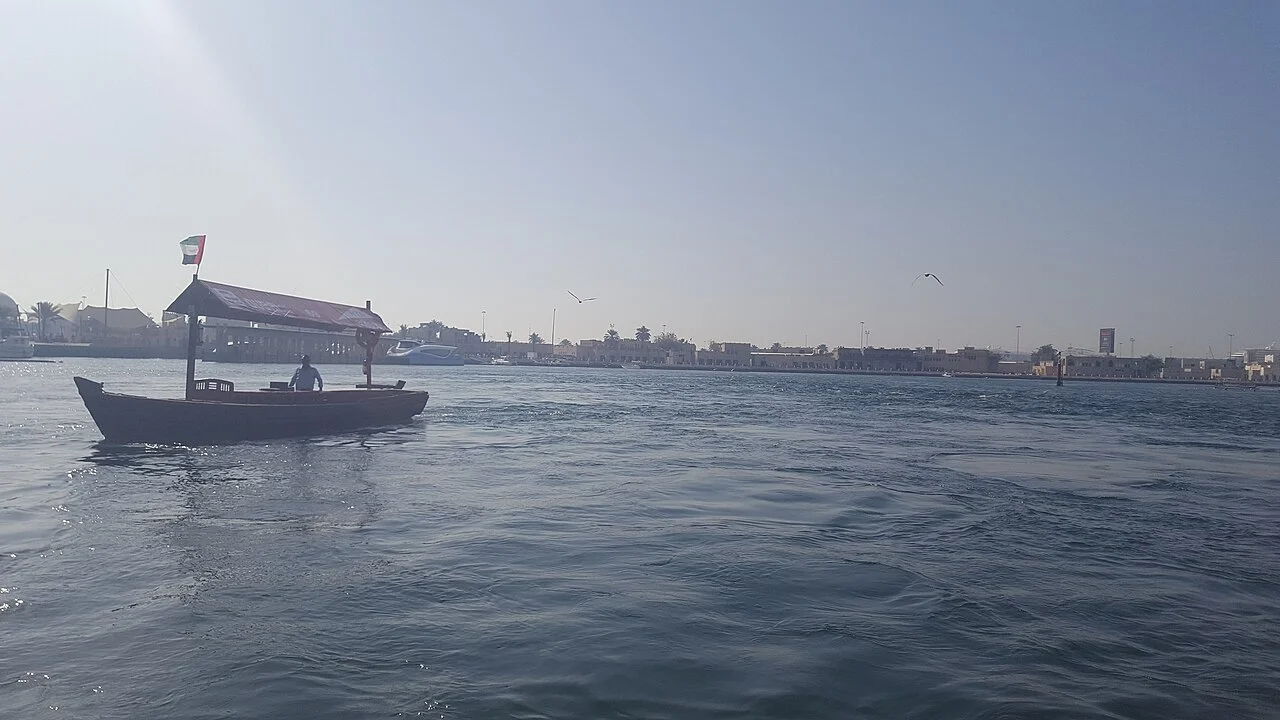 Dubai Creek üzerinde geleneksel abra, 30 Mart 2018; tarihî gerçek tekne ve su görüntüsü.