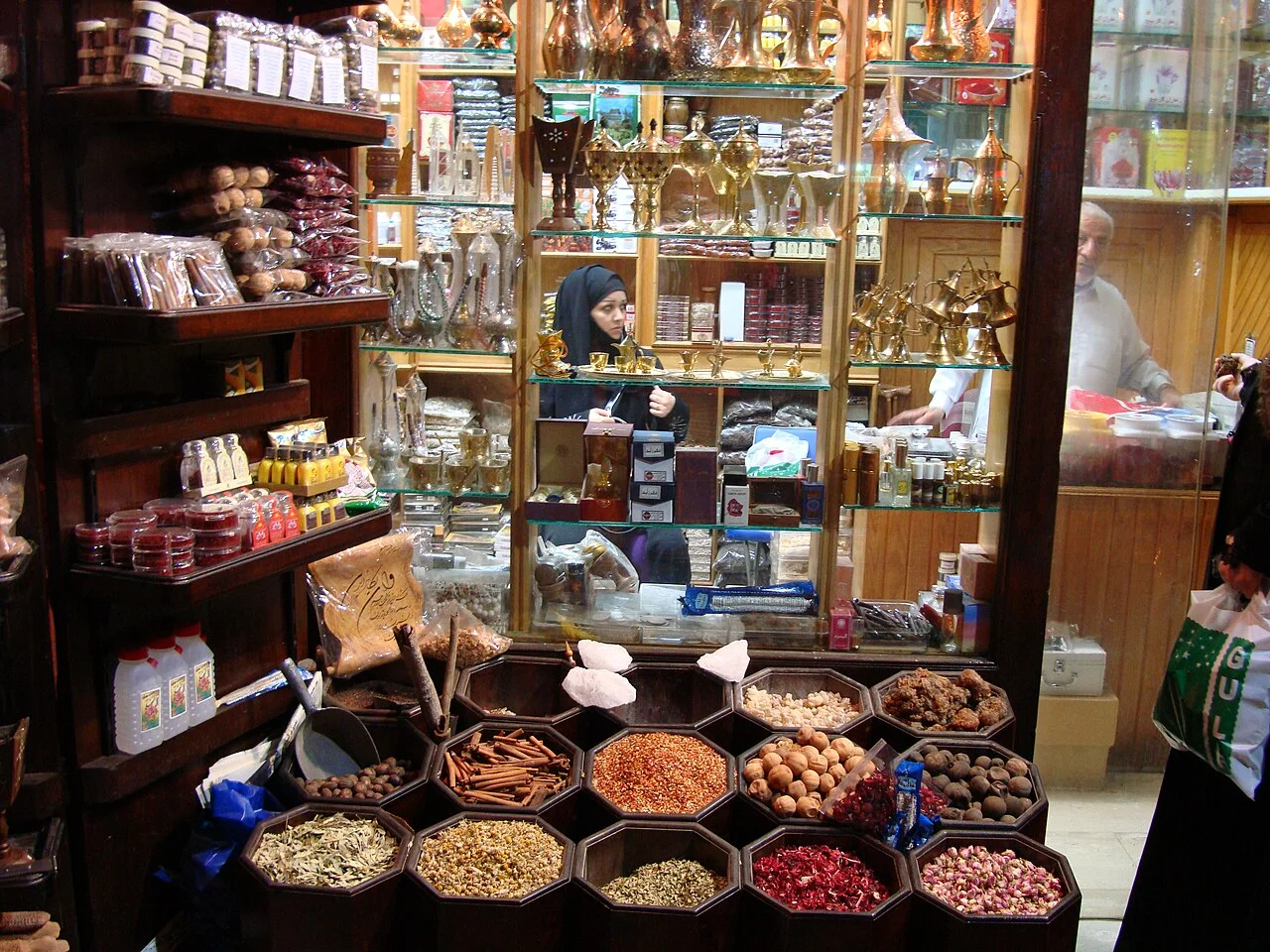 Deira Dubai Spice Souq baharat rafları, 20 Ocak 2009; mevcut stok ve fiyat listesi değildir.