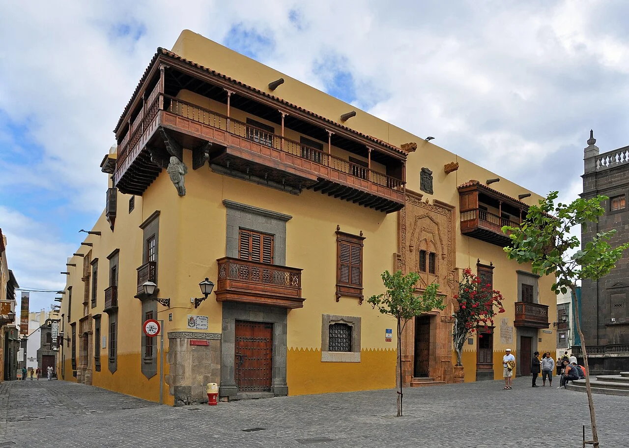 Las Palmas Casa de Colón sarı cephe ve ahşap balkonları, Kasım 2012; güncel sergi fotoğrafı değildir.