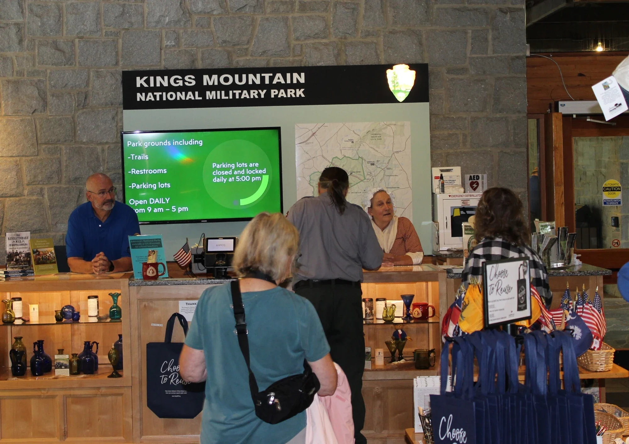 Kings Mountain National Military Park ziyaretçi merkezi danışma alanının arşiv görünümü