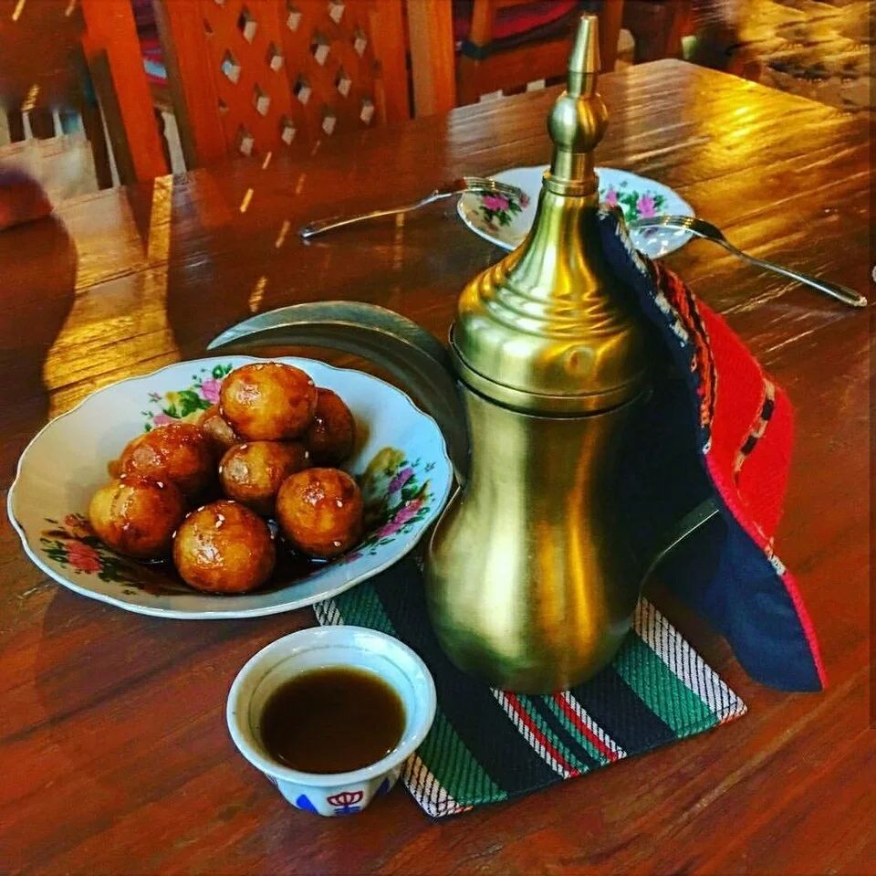 Emirati luqaimat ve kahve, belirli plaj işletmesinin menüsü değildir; 2017-10-29