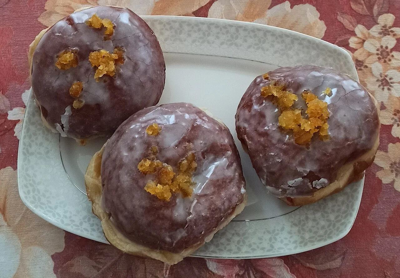 Üç pączki tatlı hamur işi örneği; Şubat 2026, konumu belirtilmiyor, Krakow pastanesi tanıtımı değildir.