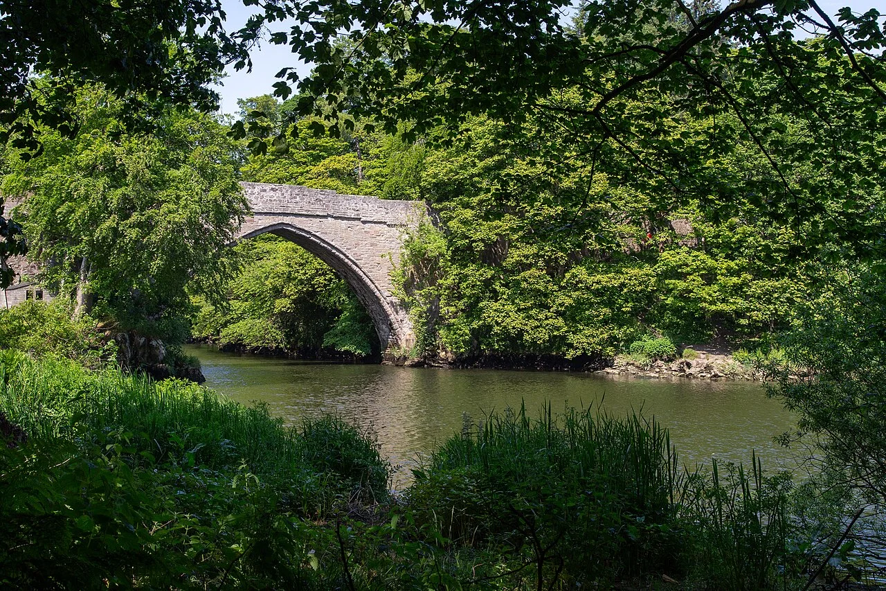 Aberdeen Don Nehri üzerindeki Brig o' Balgownie taş kemeri ve yeşil kıyılar; Haziran 2023.