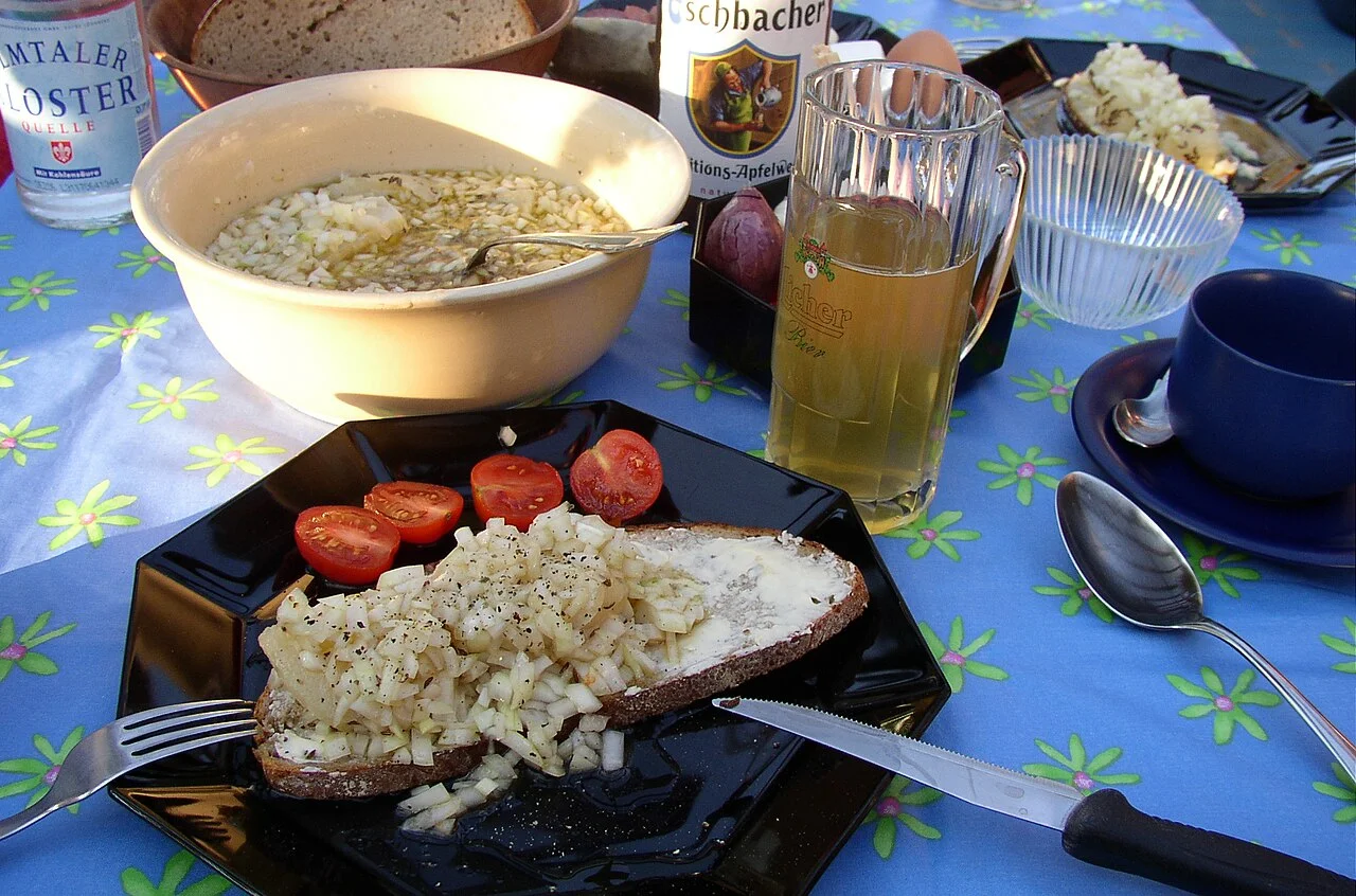Ekmek üzerinde Handkäs ve elma şarabı, 2004; bölgesel servis örneği, işletme önerisi değildir