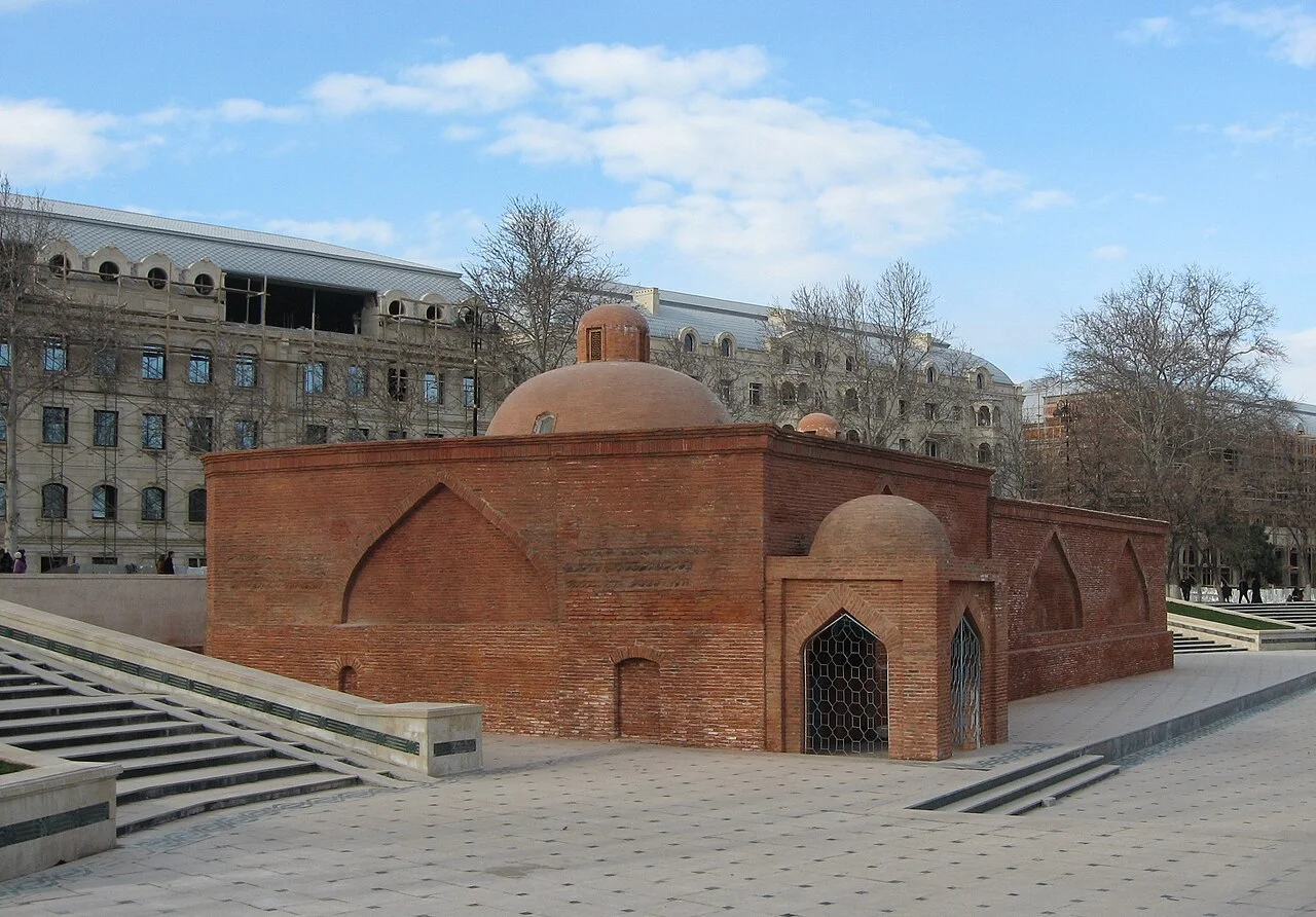 Gence tarihî Çökək hamam kubbeleri ve tuğla cephesi; Interfase, 2 Ocak 2012.