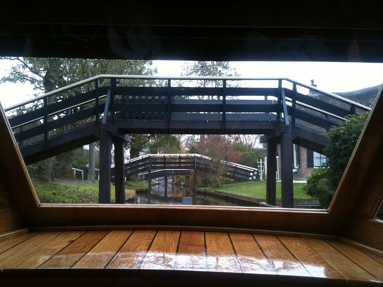 Giethoorn kanallarını geçen köprüler; Lars Curfs, 2011-10-30.