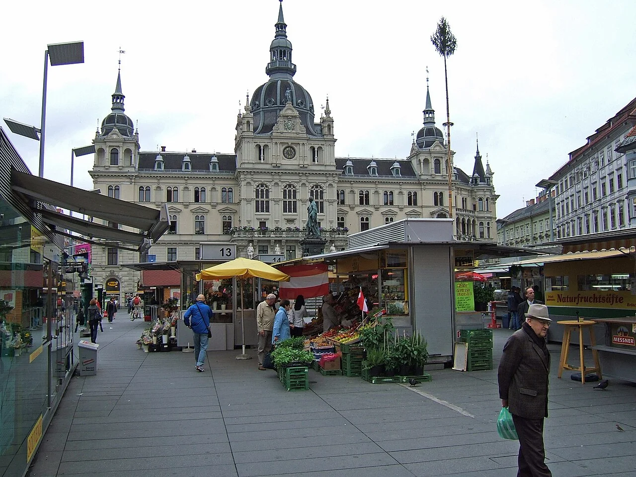 Graz Hauptplatz meydanı, pazar stantları ve Rathaus cephesi; arşiv fotoğrafı.