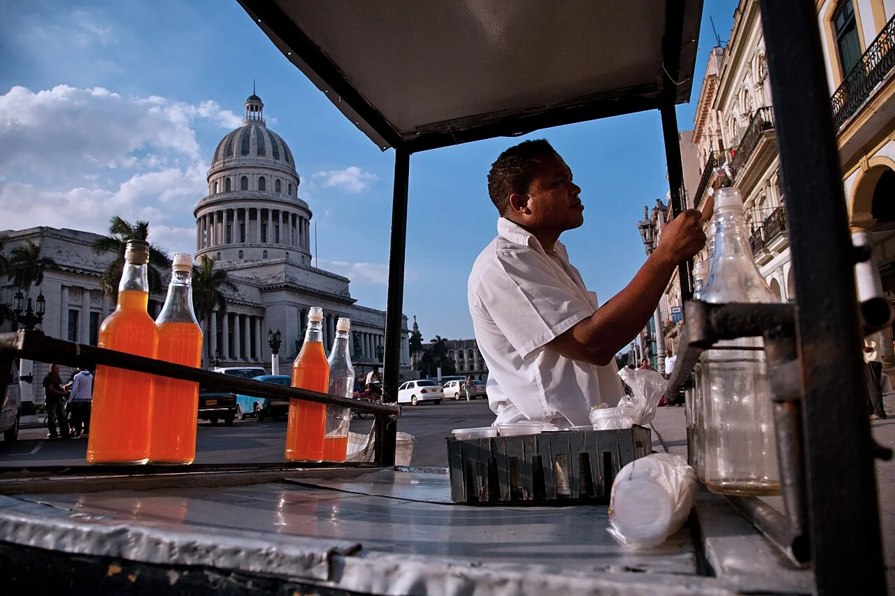 Havana sokağında granizado arabası ve kent çevresi, 2011