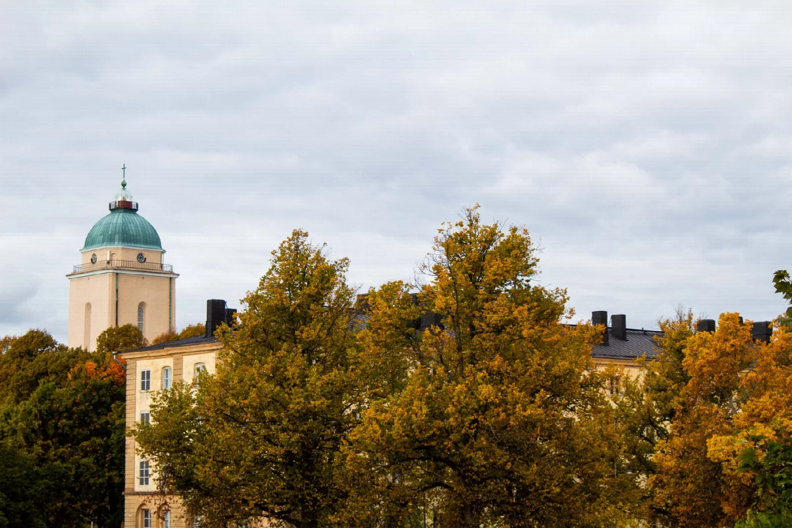 Helsinki Suomenlinna Kilisesi’nin yeşil kubbesi ve sonbahar ağaçları