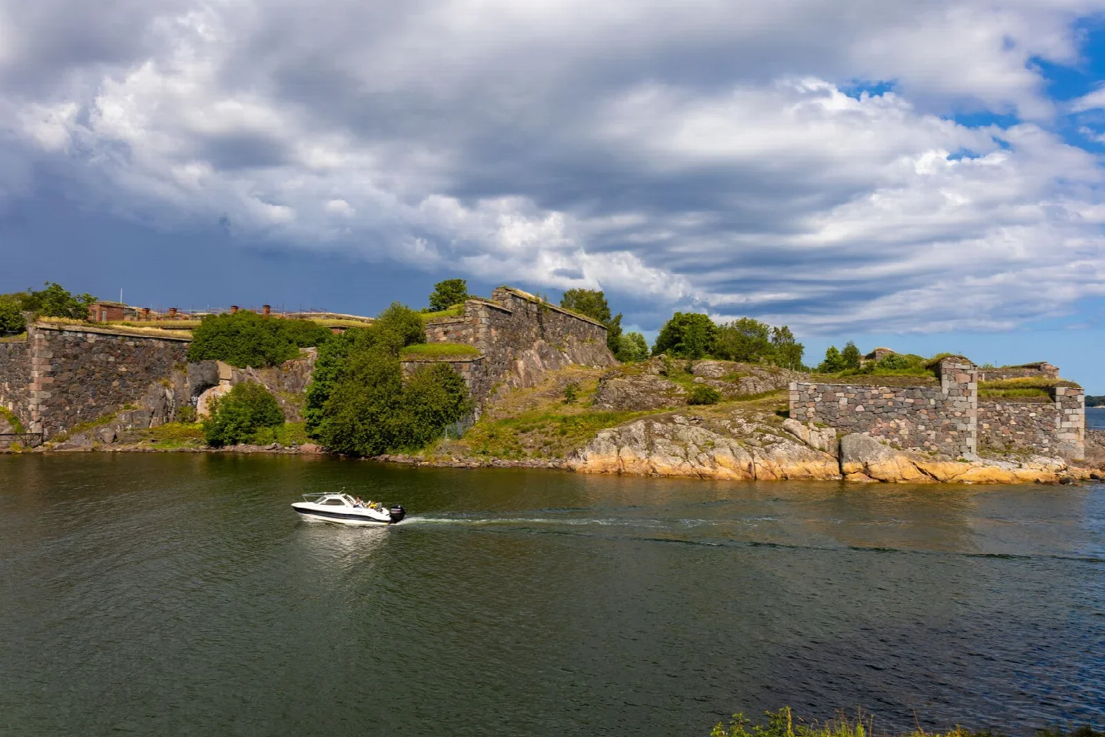 Suomenlinna kıyısı, ayrı ada günü bağlamı