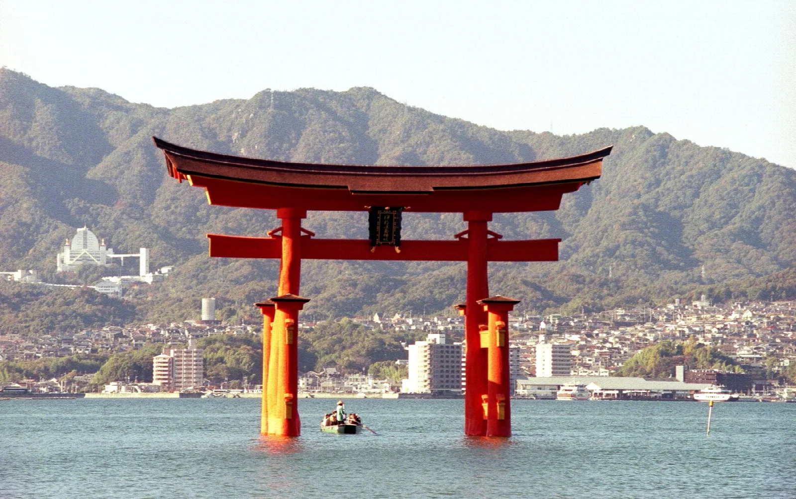 Miyajima adasında Itsukushima Tapınağı önündeki kırmızı torii kapısı