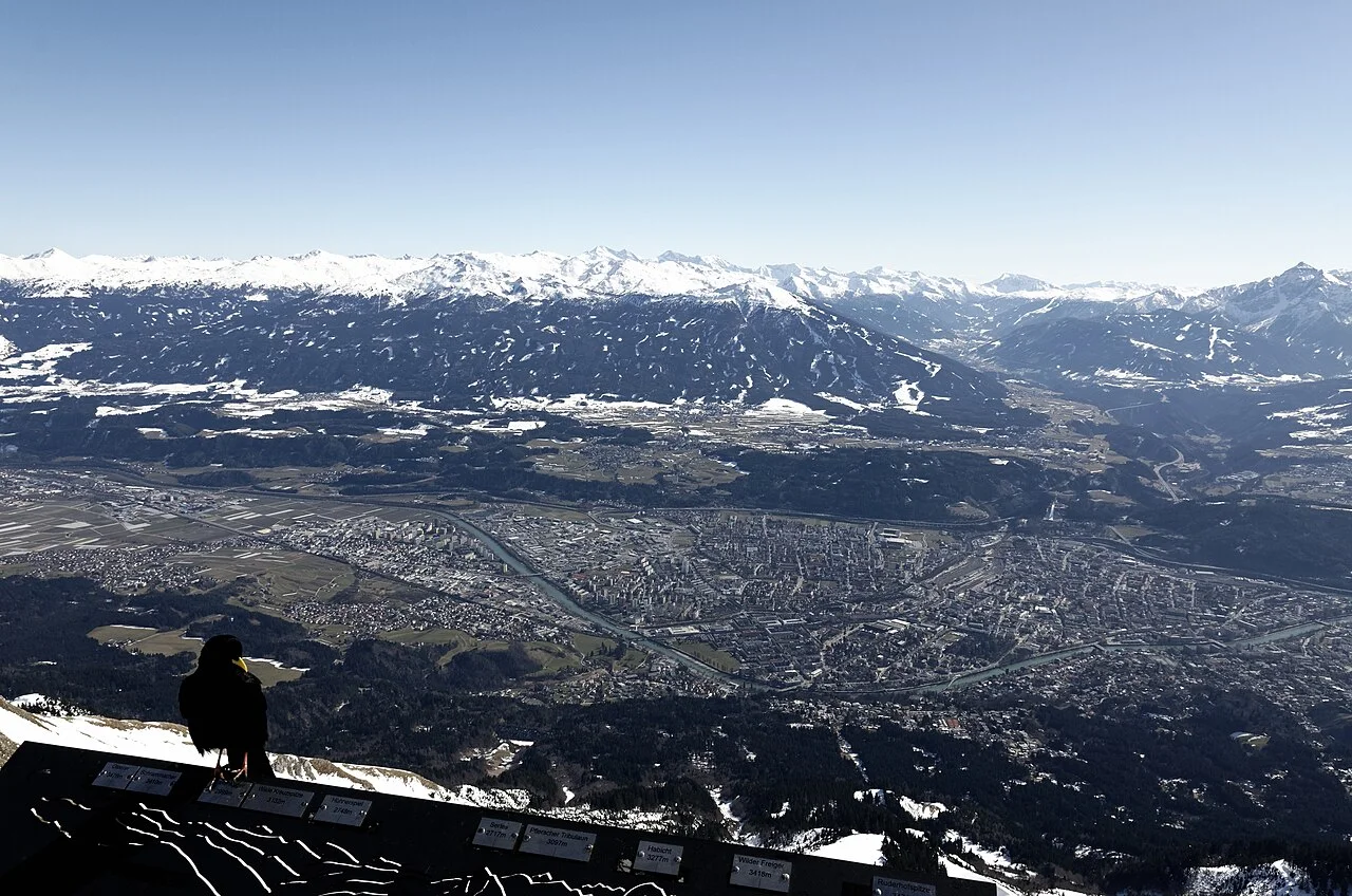Hafelekar teleferik üst istasyonu çevresinden Innsbruck vadisine kış manzarası; Mart 2015 fotoğrafı.