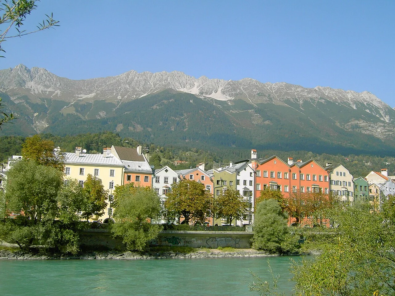 Inn nehri kıyısındaki renkli Innsbruck evleri ve Nordkette; kaynak açıklamasına göre 2005 sonbaharı fotoğrafı.