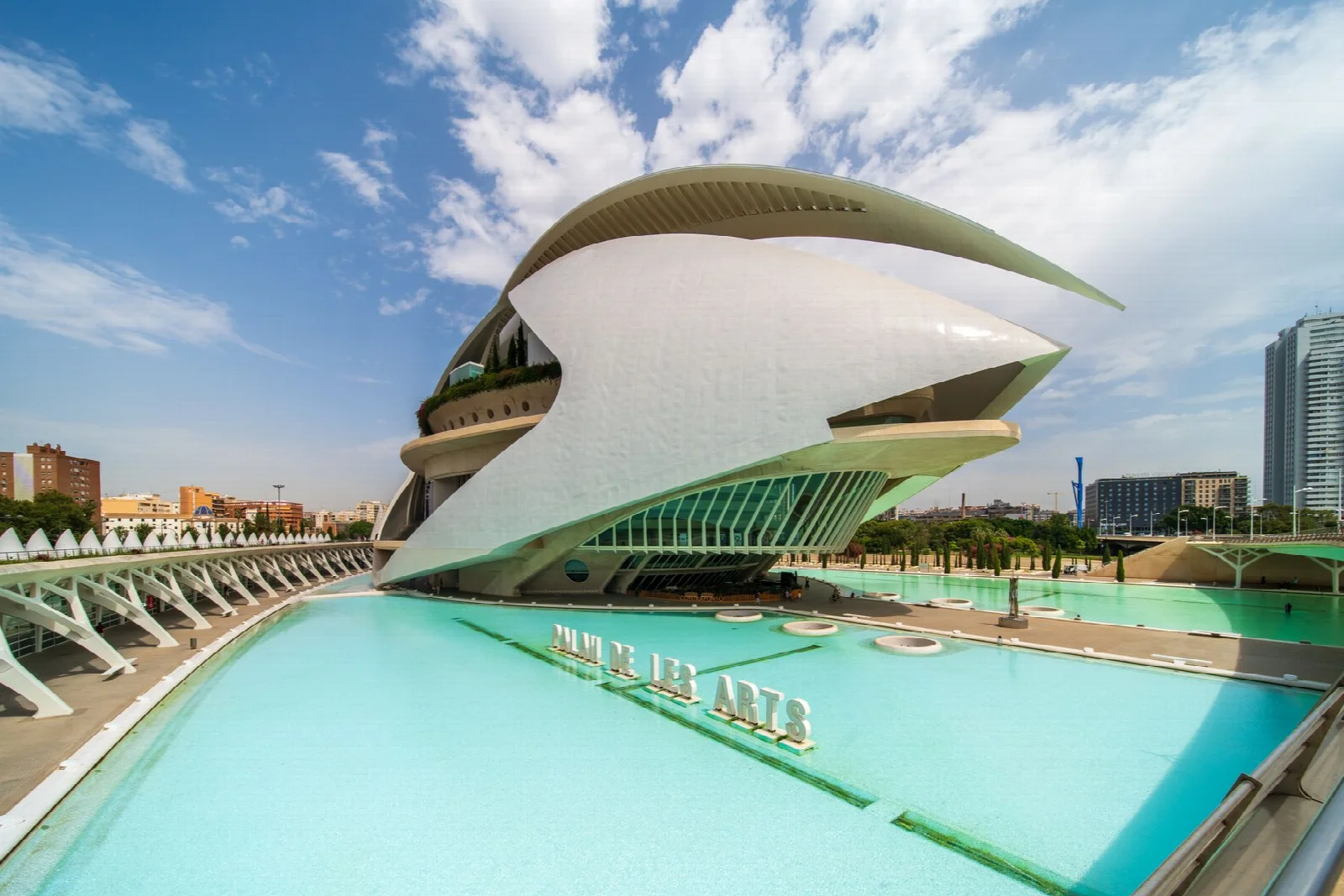 Valencia’da Palau de les Arts’ın modern cephesi ve sudaki yansıması