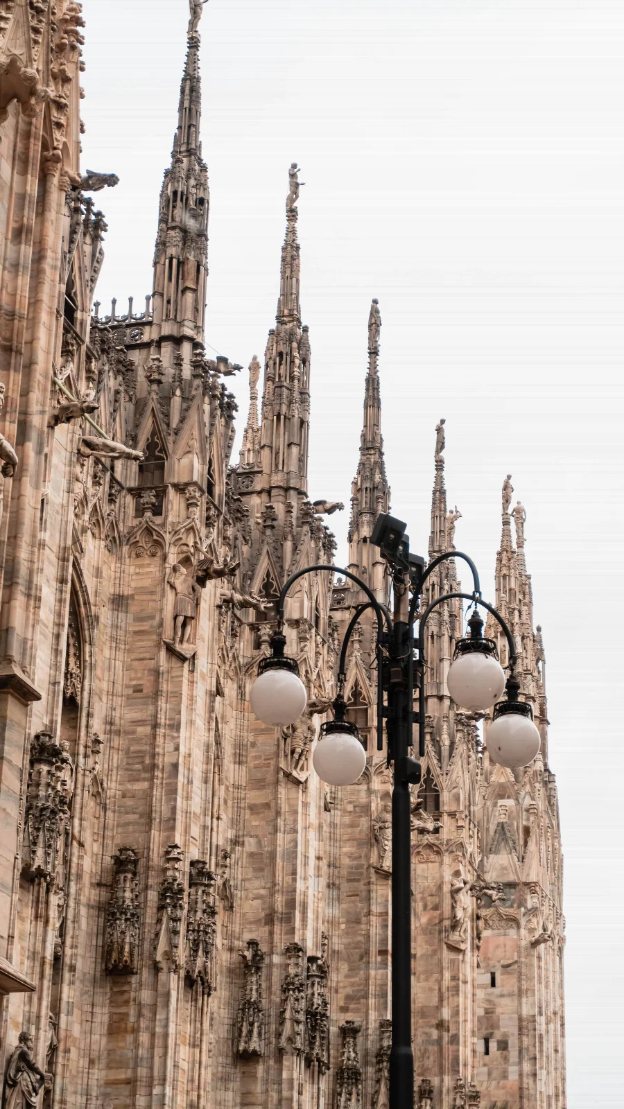 Milano Katedrali’nin heykel ve sivri kulelerle süslü cephesi