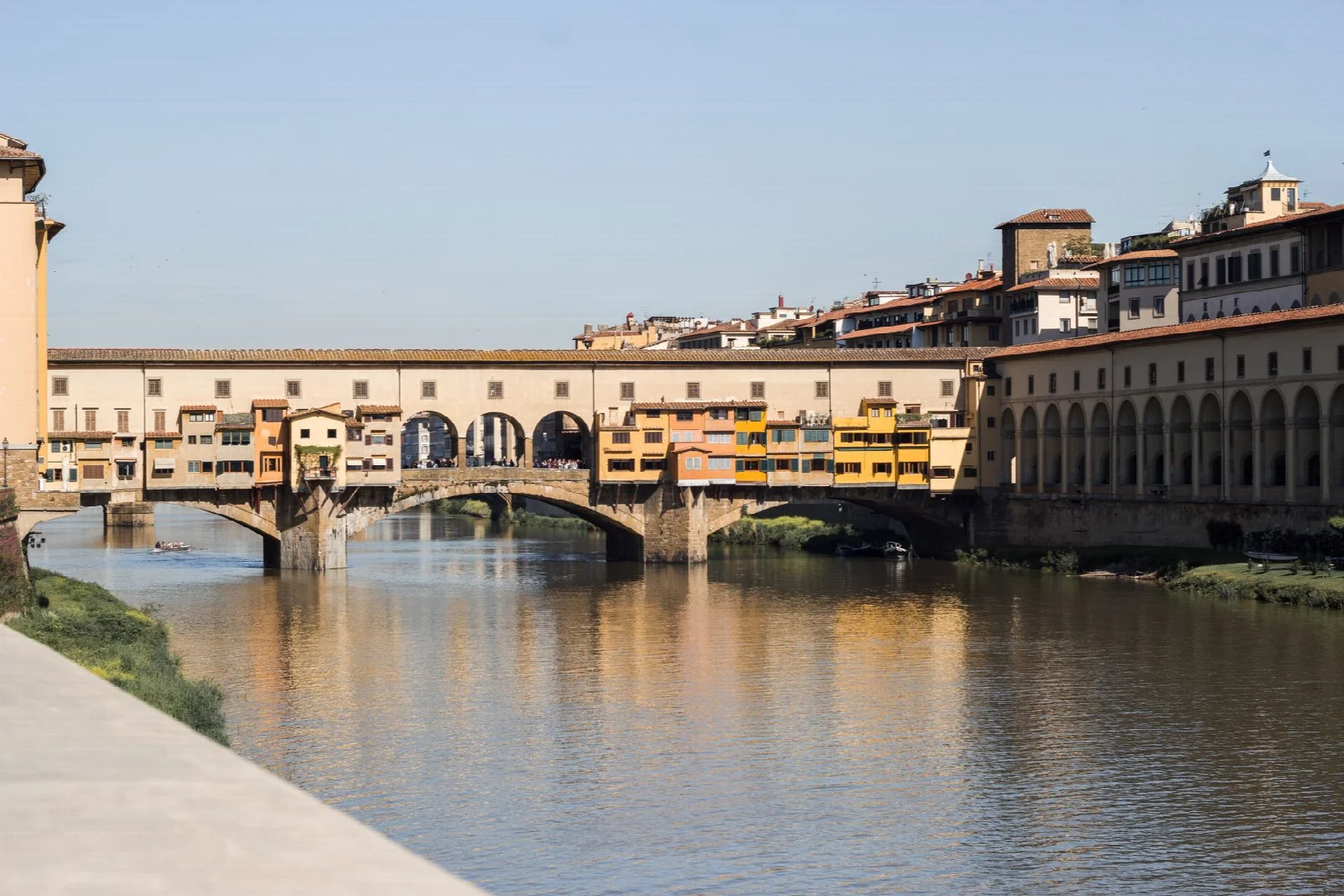 Floransa’da Arno Nehri üzerinde uzanan tarihî Ponte Vecchio