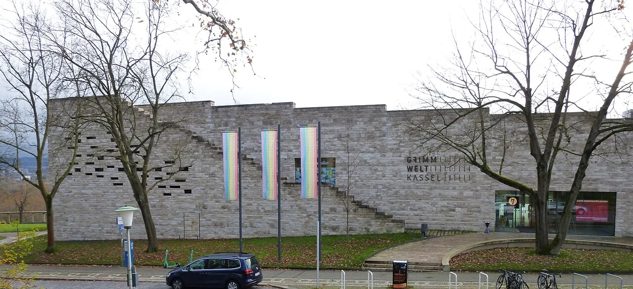 Kassel GRIMMWELT sergi binasının giriş cephesi; Kasım 2023 fotoğrafı.