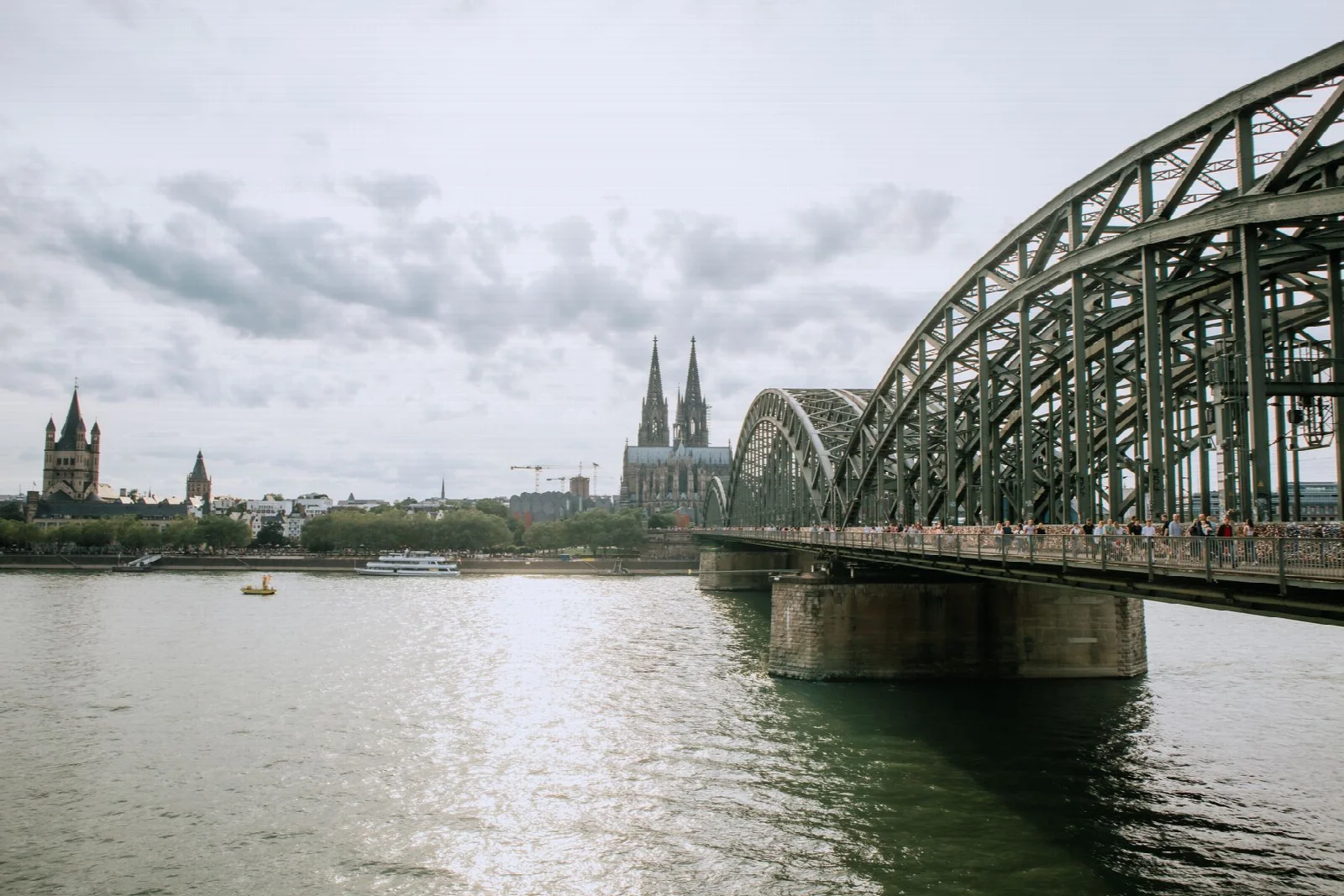 Köln Hohenzollern Köprüsü ve arkasında katedral kuleleri