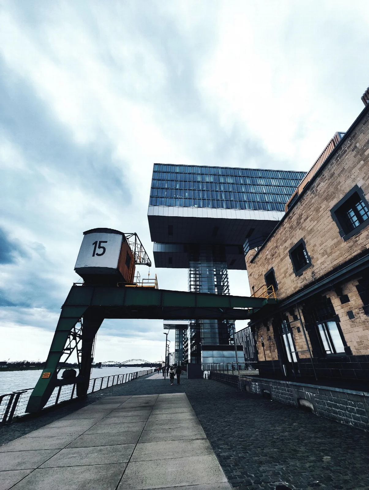 Köln Rheinauhafen bölgesinde modern Kranhäuser binaları