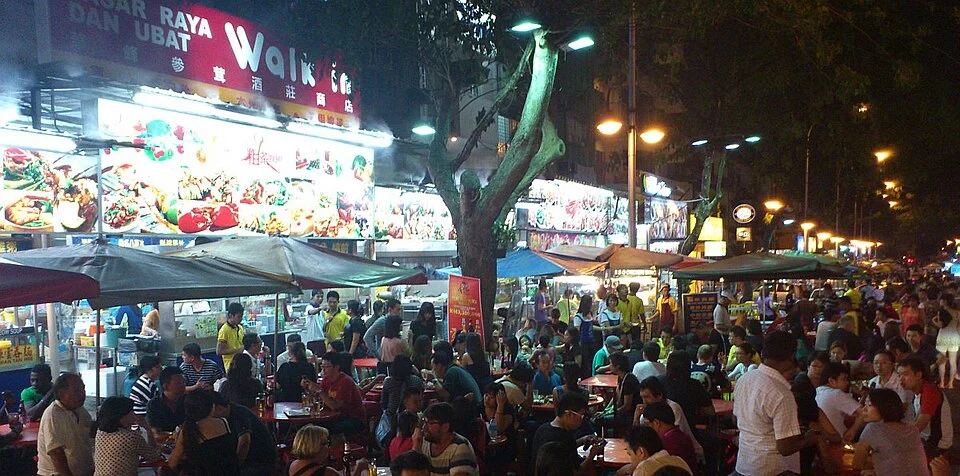 Jalan Alor yemek sokağı, Kuala Lumpur, 7 Ocak 2012; gerçek eski sokak sahnesi, tabelalar bugünkü işletme önerisi değildir.