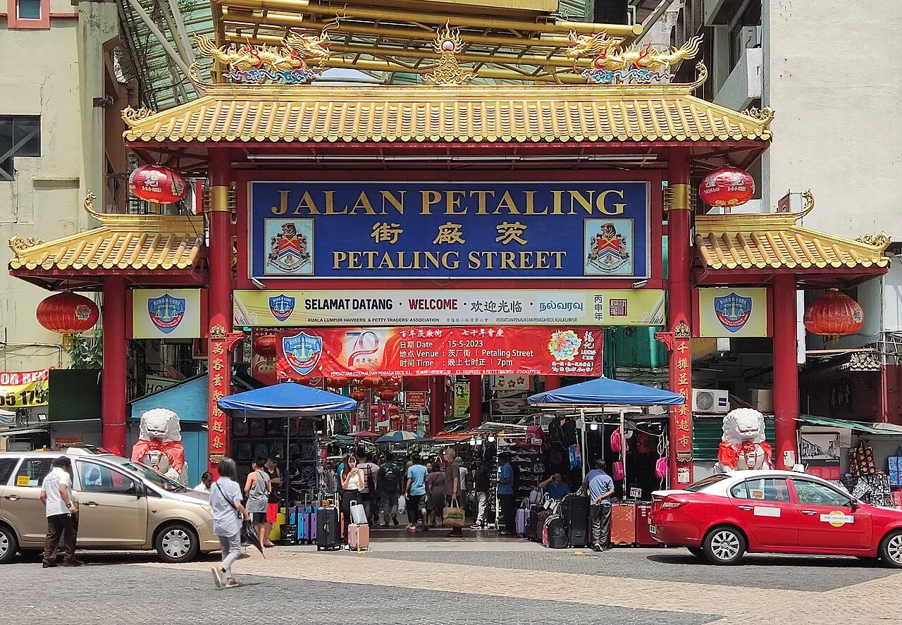 Petaling Street kapısı, Kuala Lumpur, 5 Temmuz 2023; gerçek mahalle bağlamı, yemek tezgâhı veya güncel menü değildir.