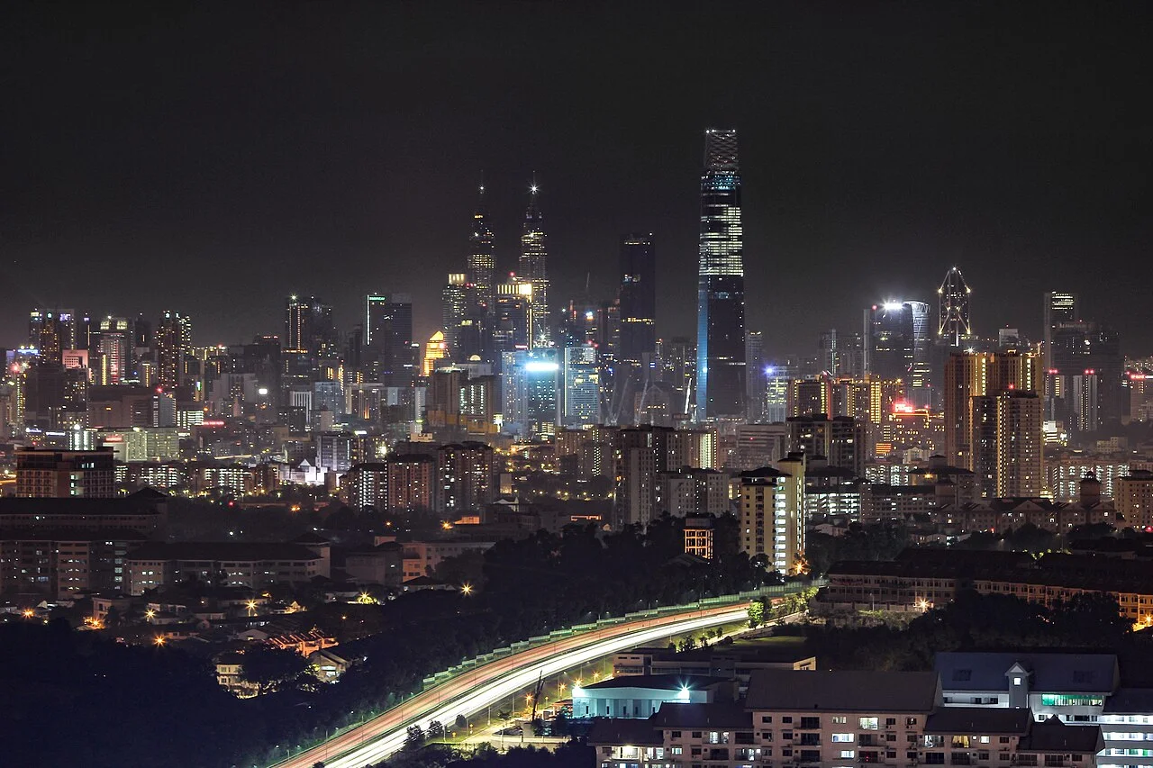 Kuala Lumpur gece silueti, 1 Ocak 2019; dönüş planının genel şehir bağlamı, Kampung Baru restoranı veya belirli otel görüşü değildir.