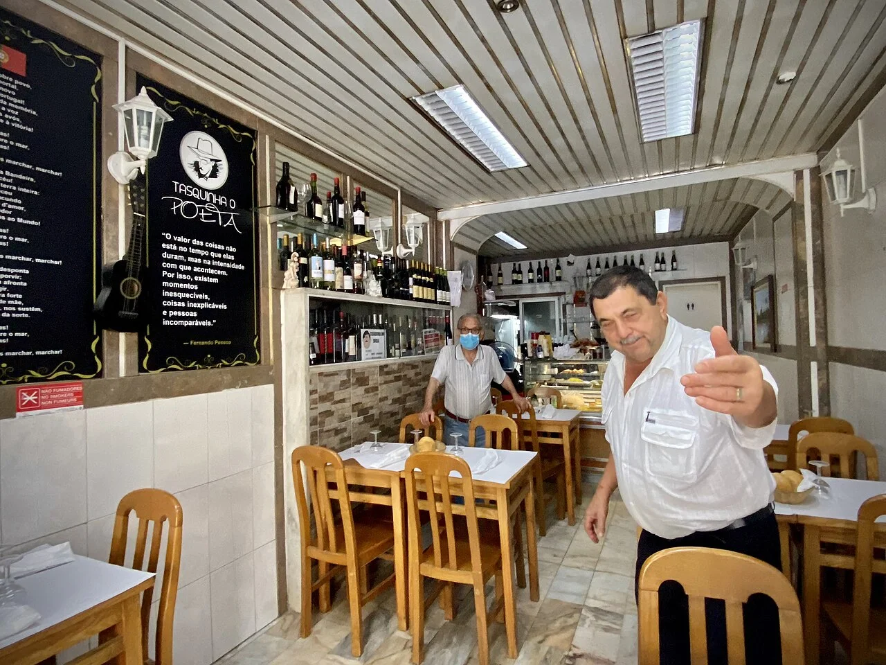 Lizbon tasca restoranında gündelik bir sahne, Temmuz 2021 arşiv fotoğrafı