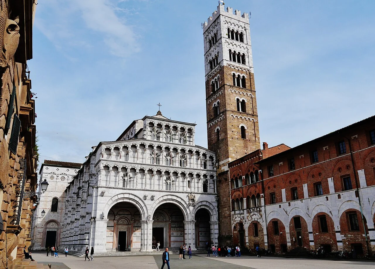 Lucca San Martino Katedrali cephesi ve çan kulesi; Nisan 2023 fotoğrafı.