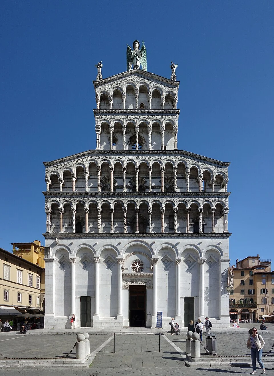 Lucca San Michele in Foro kilisesinin mermer cephesi ve meydanı; Ekim 2019 fotoğrafı.