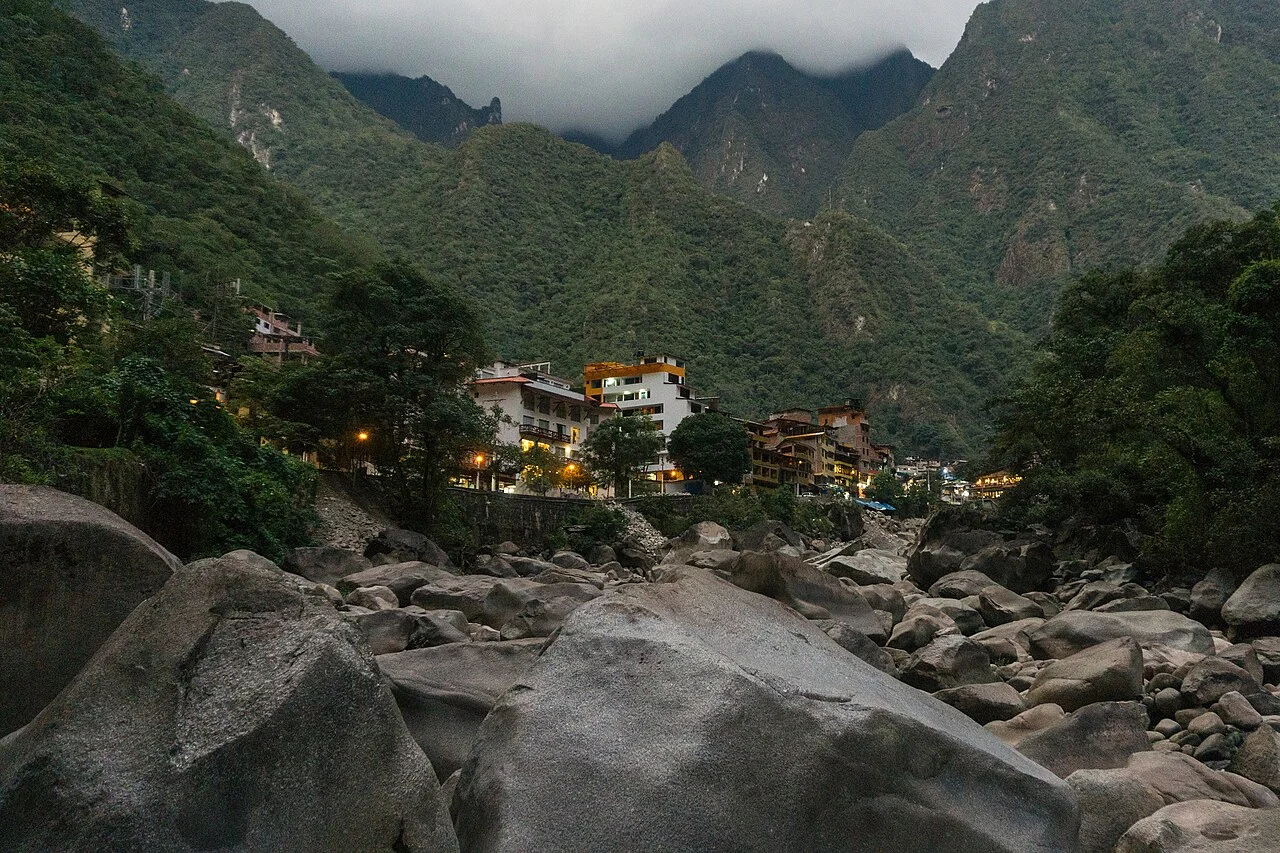 Machu Picchu Pueblo kasabasının görünümü, 2019; arkeolojik kent değildir