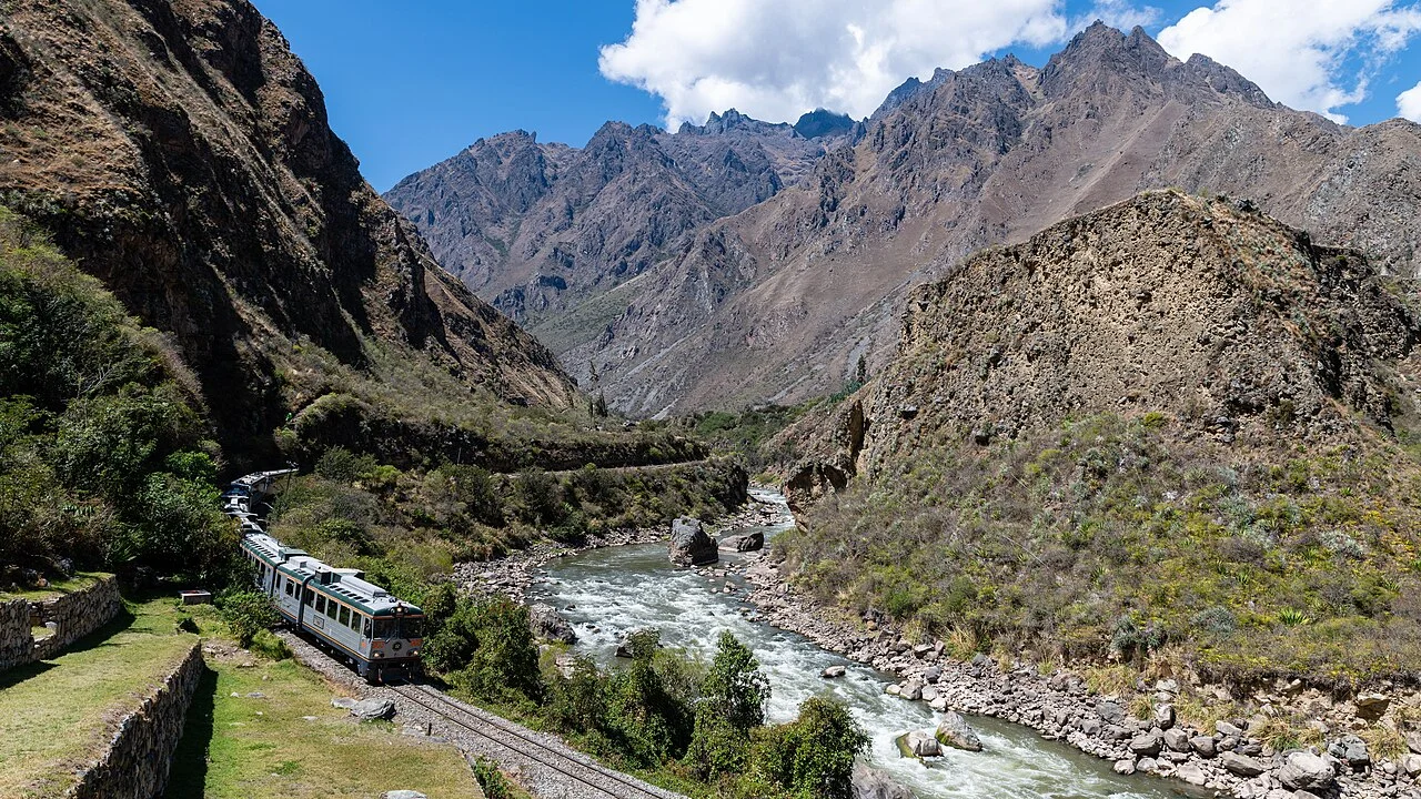 Aguas Calientes yönündeki tren, İnka Yolu çevresinden görünüm, 2022