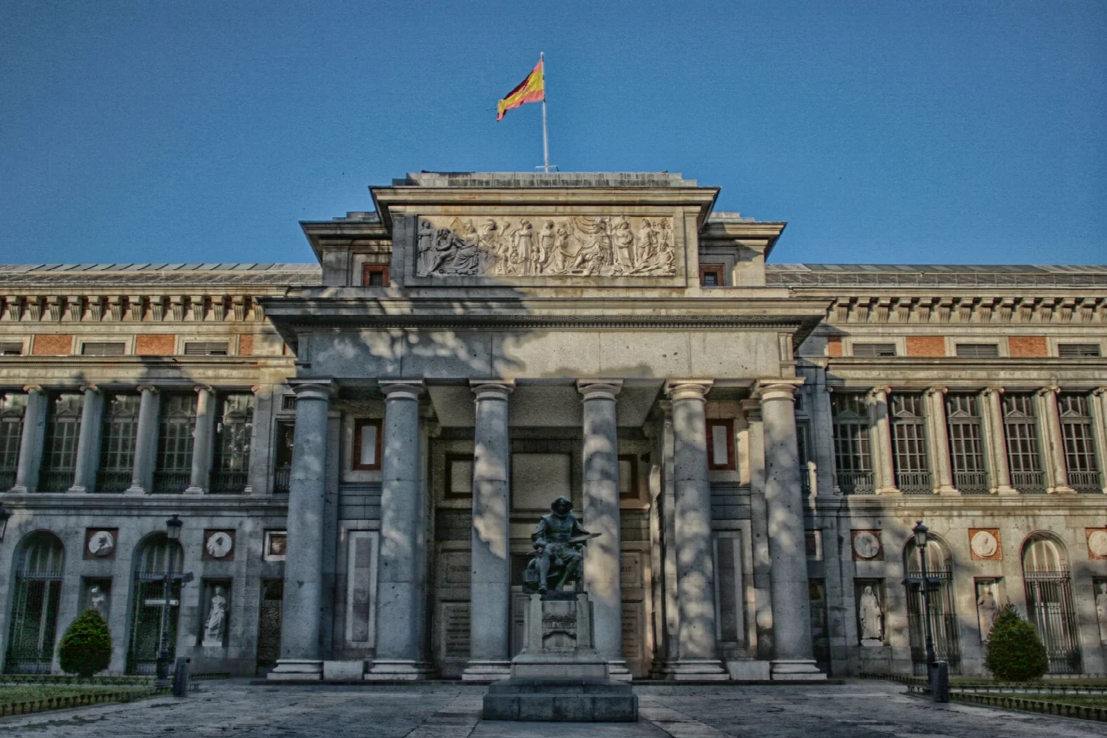 Madrid Prado Müzesi’nin sütunlu girişi ve önündeki heykel