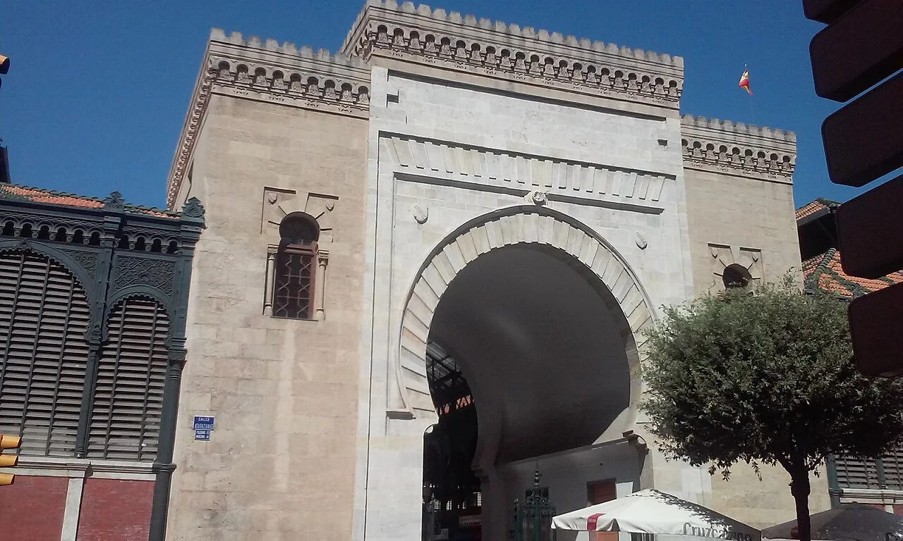 Málaga Atarazanas pazarının tarihî giriş kapısı; Eylül 2017 fotoğrafı.