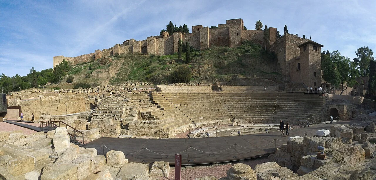 Málaga Roma Tiyatrosu taş oturma sıraları ve arkasındaki Alcazaba; Kasım 2014 fotoğrafı.