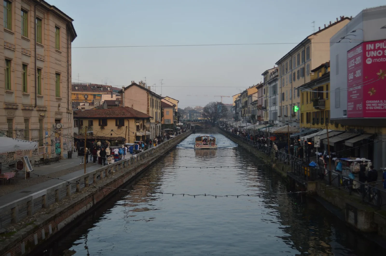 Milano Navigli’de kanal, kıyıdaki binalar ve yaya yolu