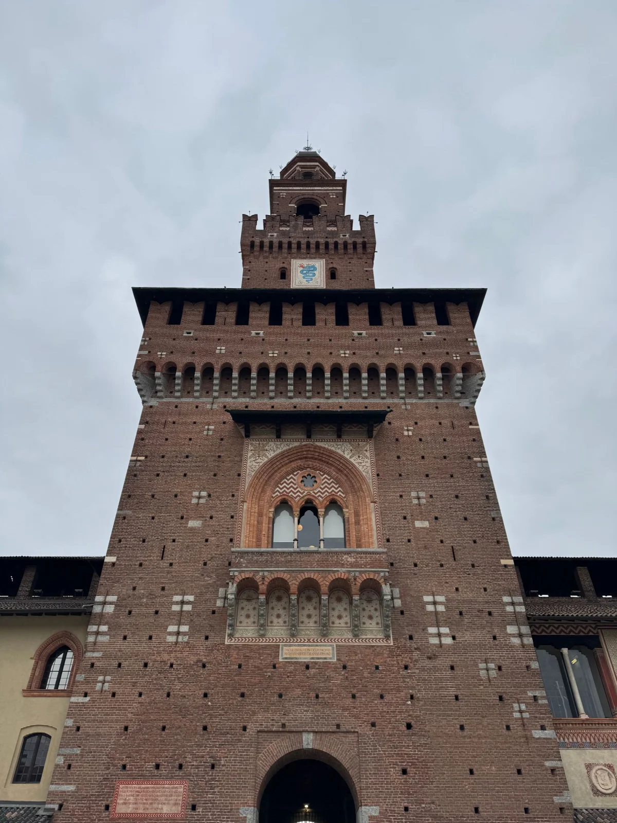 Milano Sforza Kalesi’nin tuğla duvarları ve merkezî kulesi