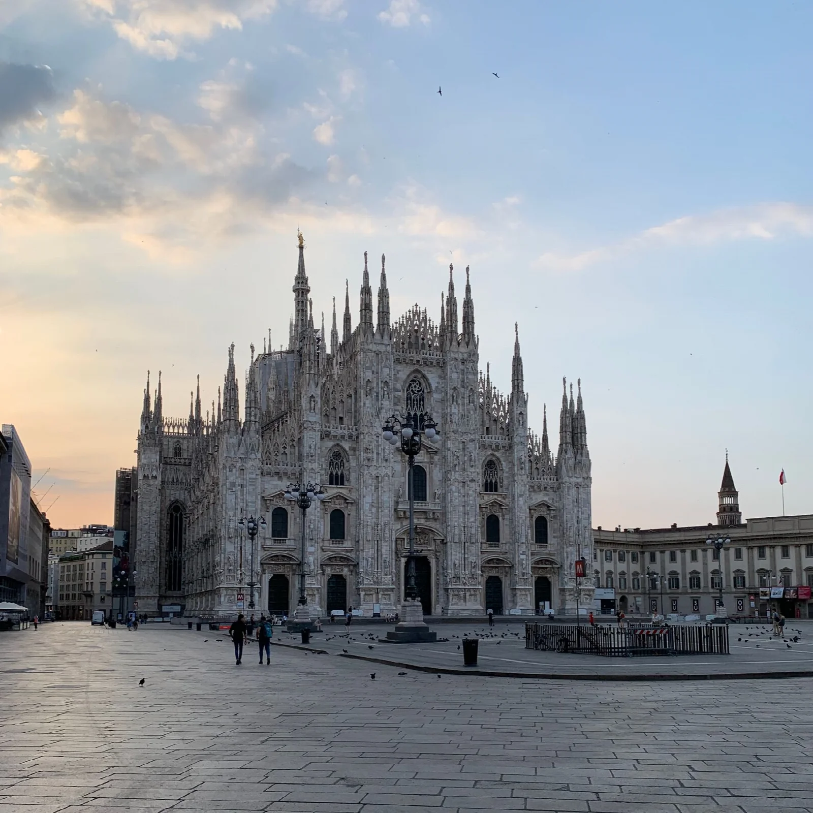 Milano Duomo Meydanı’ndan katedralin geniş cephe görünümü