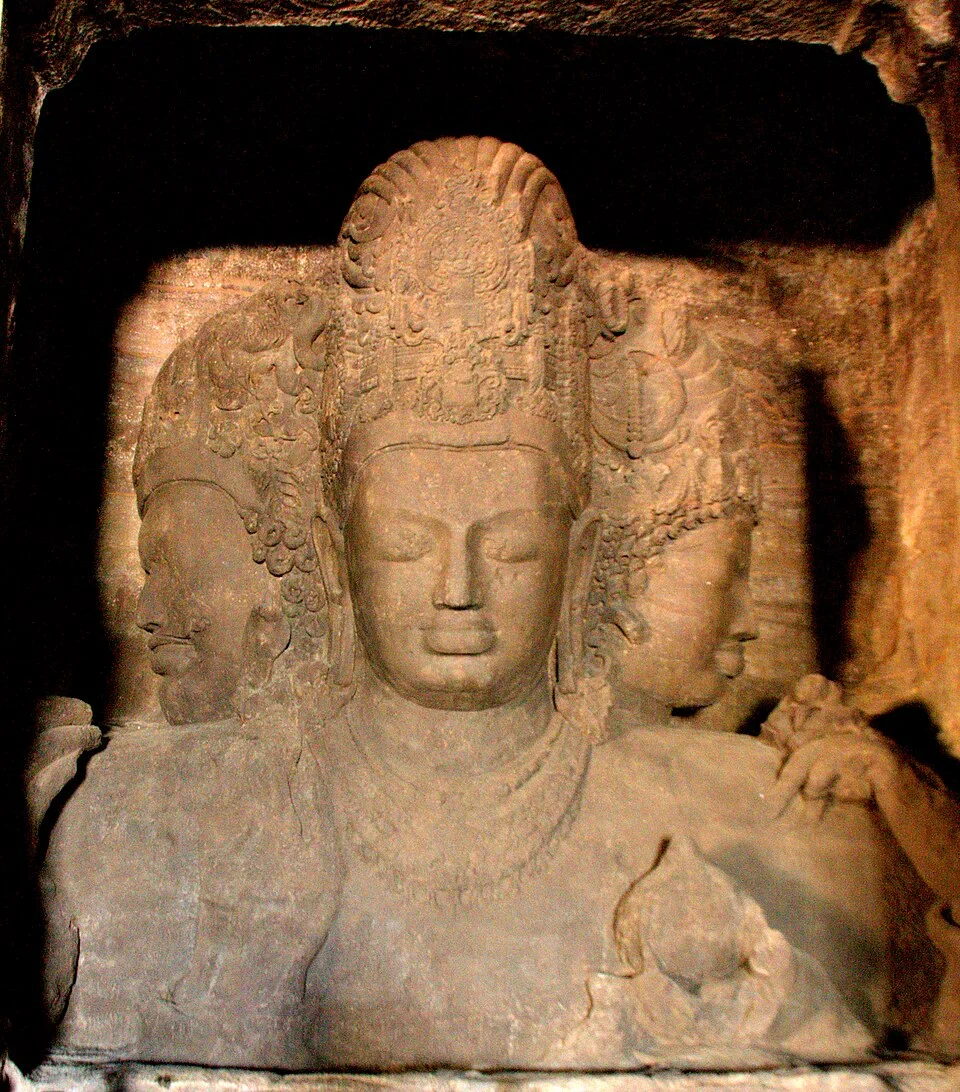 Elephanta Mağaraları Trimurti kabartması, 2009; Redtigerxyz tarafından kırpılmış ve aydınlatılmış