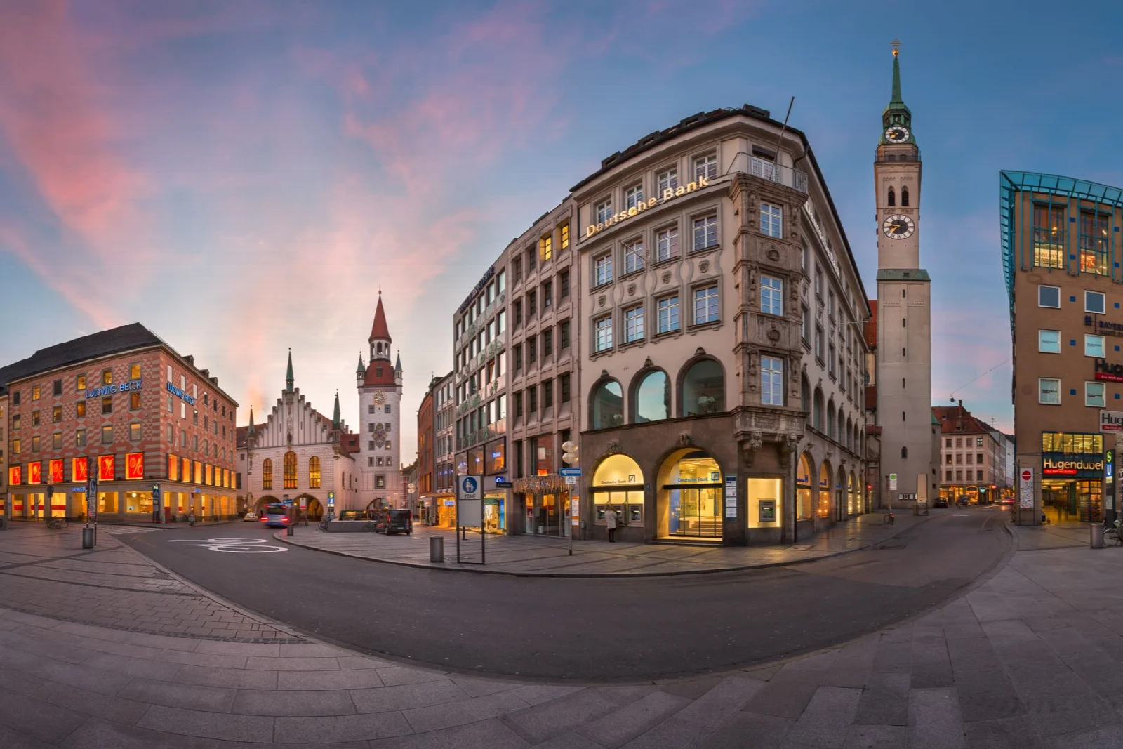 Münih Marienplatz meydanı ve alacakaranlıkta tarihî binalar