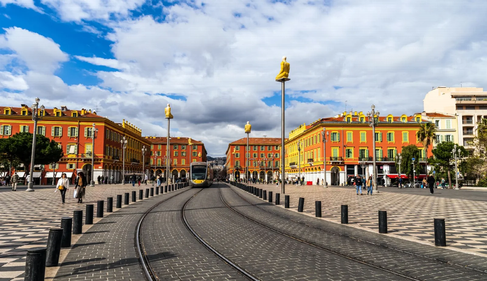 Nice Place Masséna meydanında renkli cepheler ve tramvay