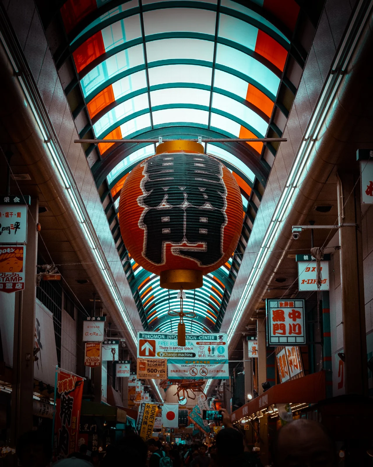 Osaka Kuromon Ichiba pazarında fenerler ve dükkânların bulunduğu geçit