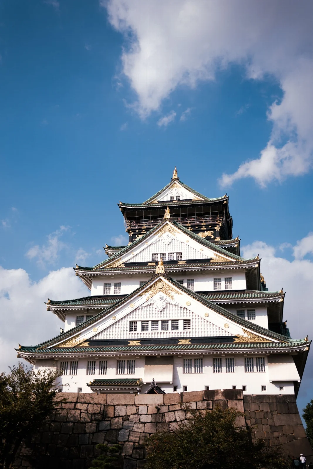 Osaka Kalesi ana kulesinin yeşil çatılı ve beyaz cepheli dış görünümü