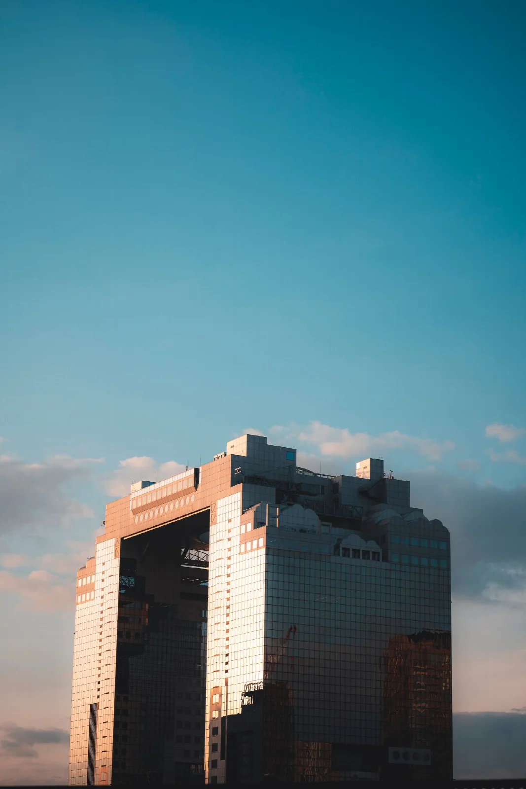 Osaka Umeda Sky Building yapısının göğe yükselen modern cephesi